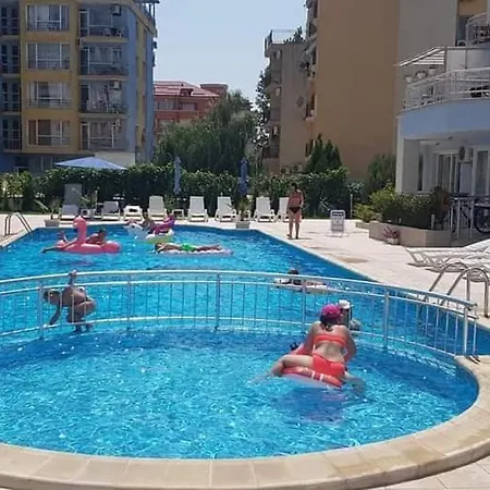 Family In Sunny Dream Słoneczny Brzeg